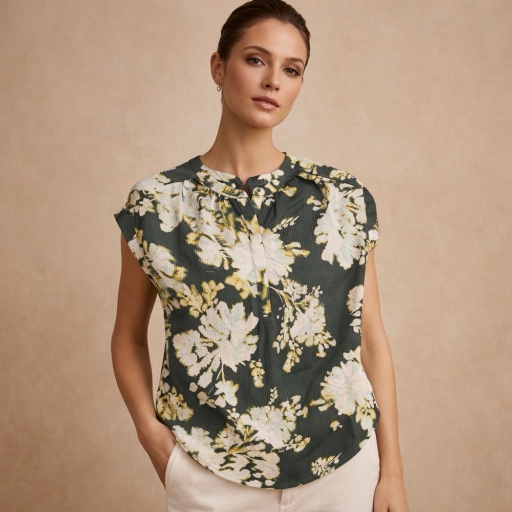 Simply Vera Vera Wang Floral Green Women's Top Green White Floral Blouse Size: S